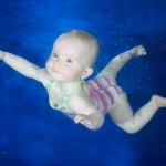 Aprender a nadar y aprender idiomas desde bebé