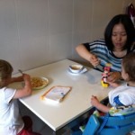 niñera china con niños comiendo